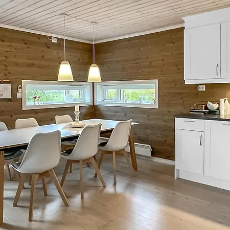 Nydelig Hus Med 4 Soverom I Edland